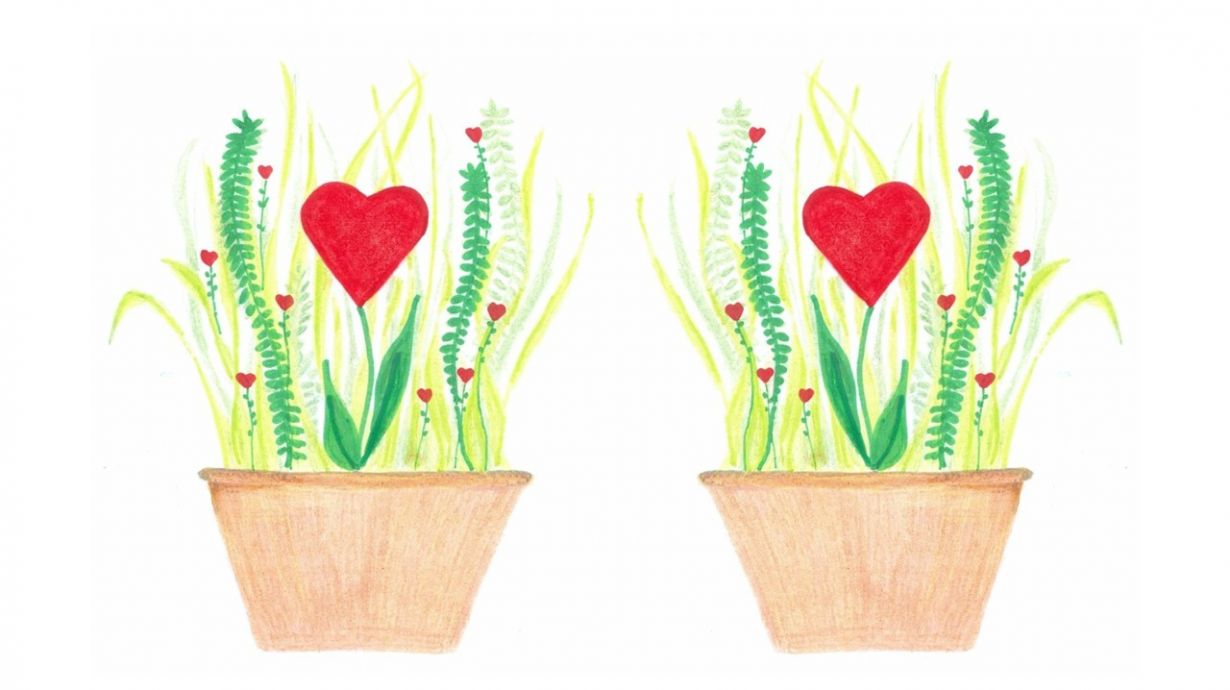 zwei selbstgemalte Blumentöpfe mit grünen Pflanzen und Herzen als Blumen